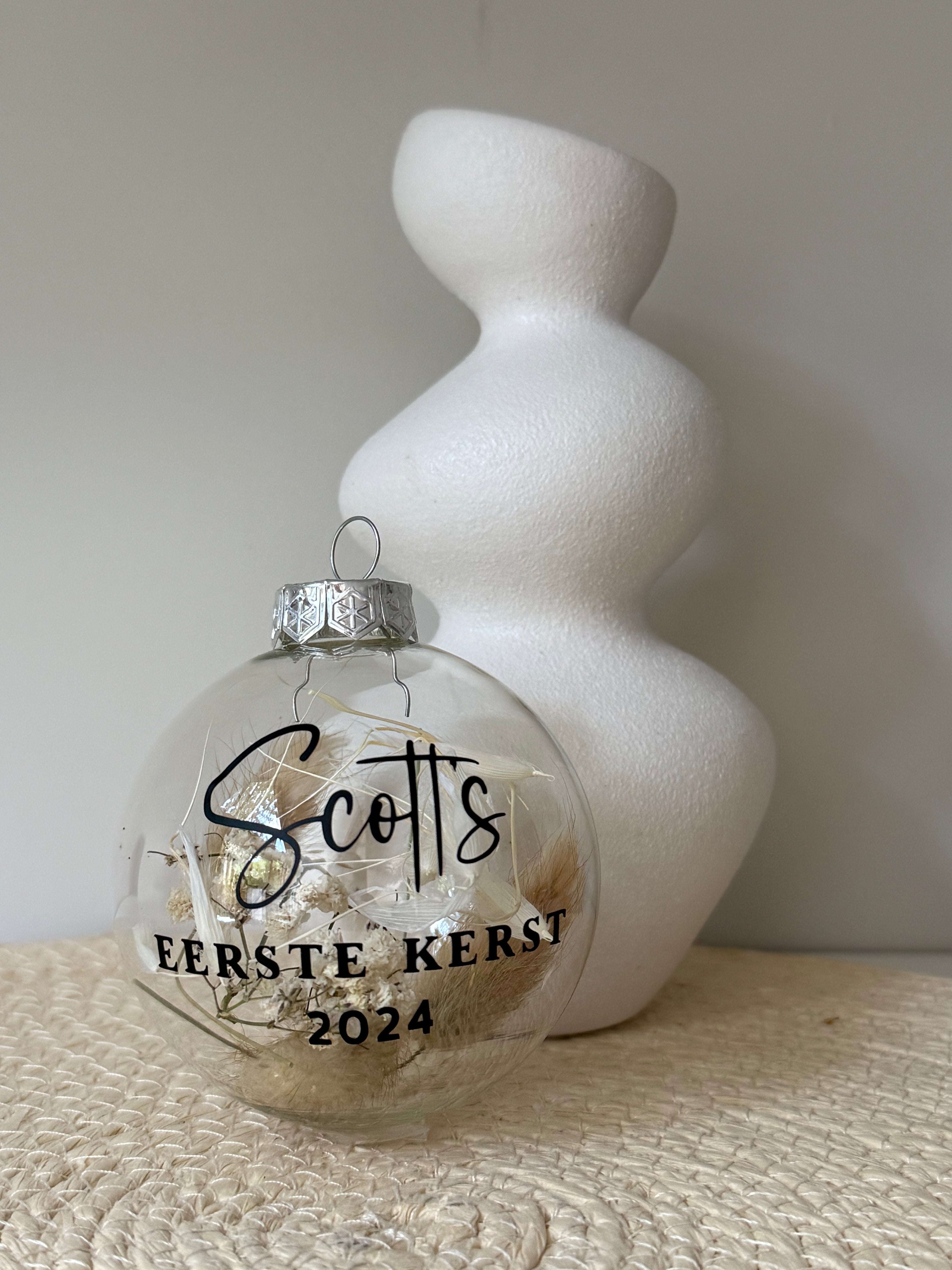 Gepersonaliseerde kerstbal met droogbloemen | Eerste kerst