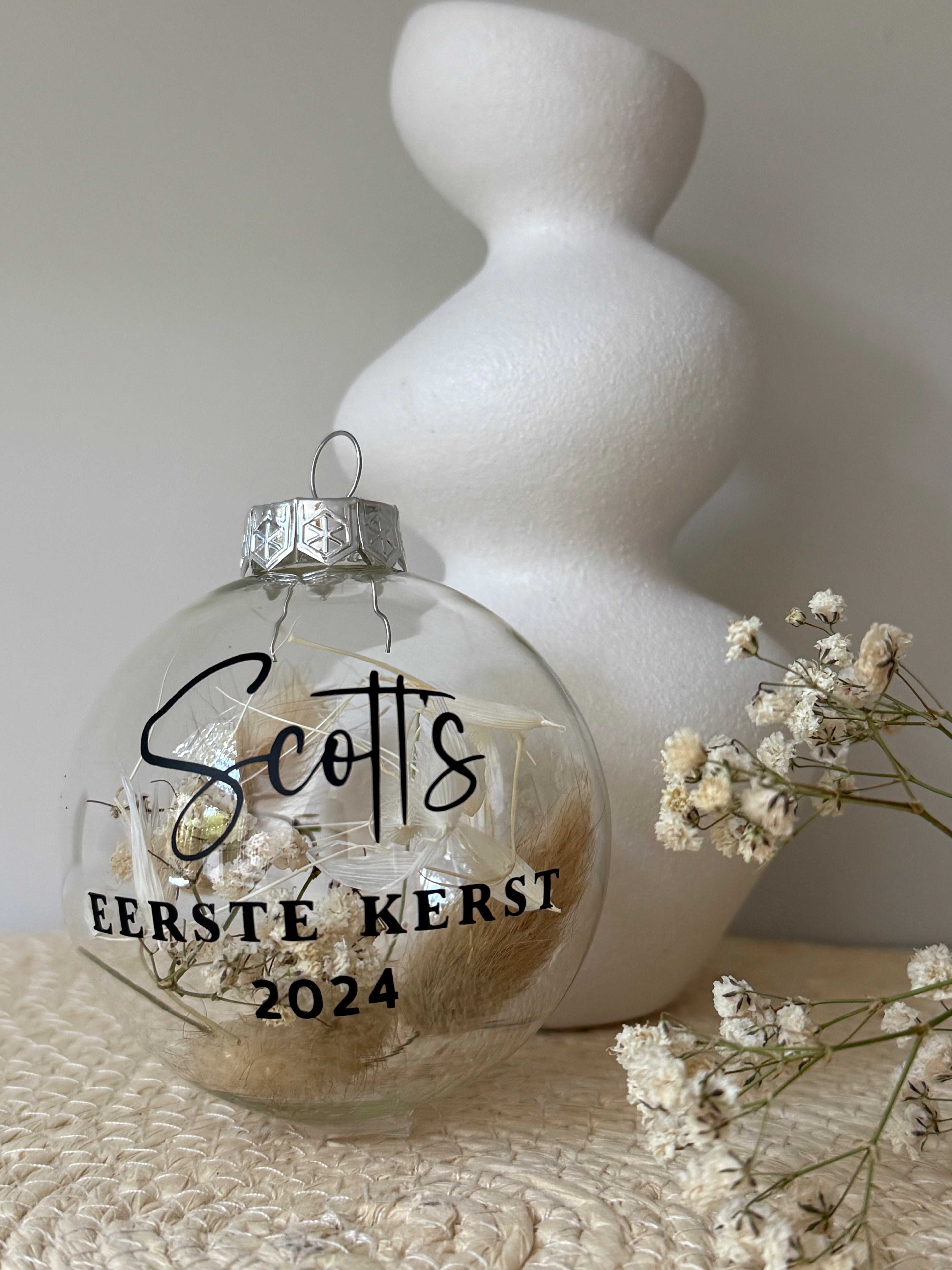 Gepersonaliseerde kerstbal met droogbloemen | Eerste kerst