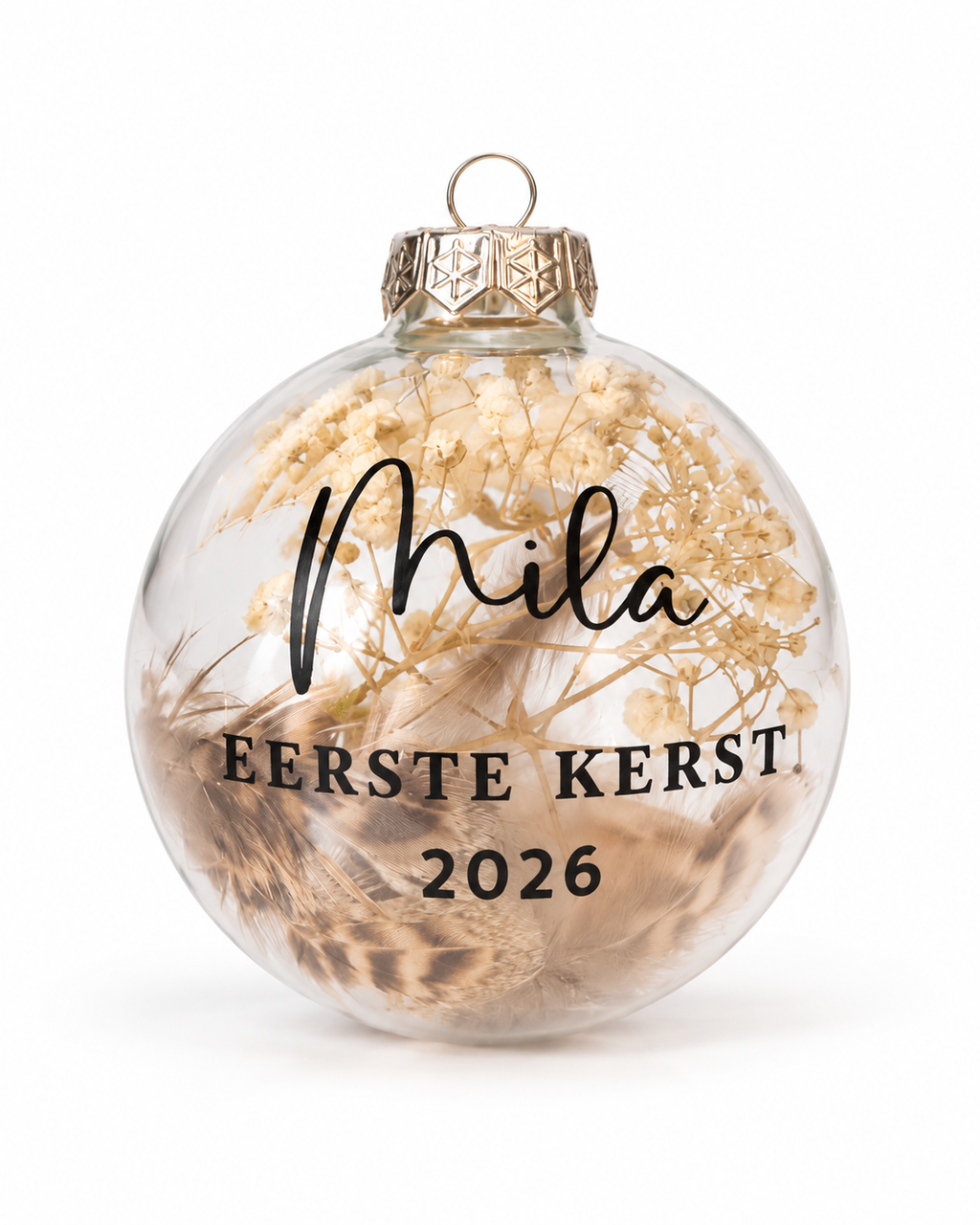 Transparante glazen kerstbal met droogbloemen en zwarte opdruk, gepersonaliseerd met naam en jaartal, gefotografeerd tegen een witte achtergrond.