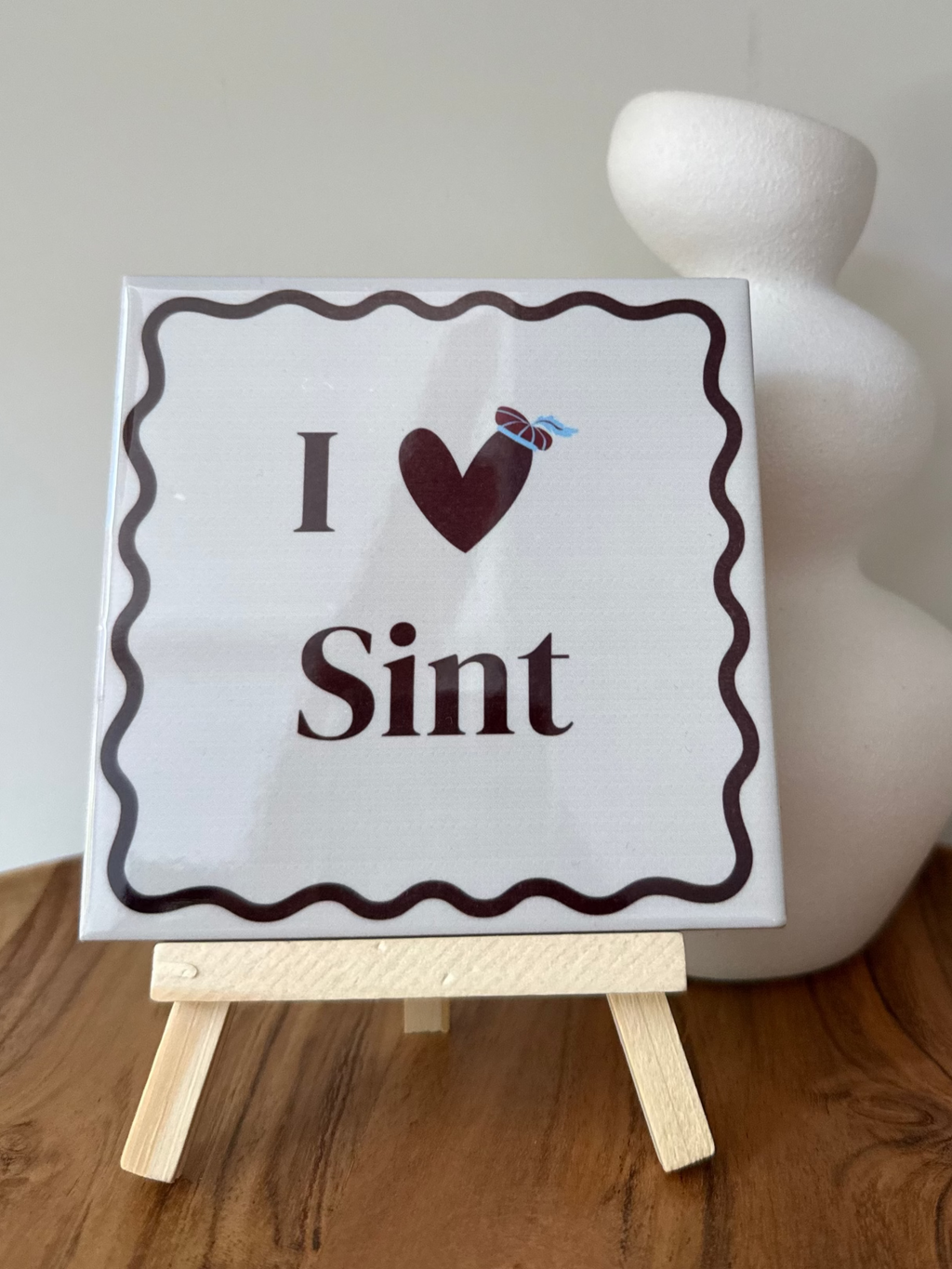 Sinterklaas tegeltje met de tekst I love Pepernoten op houten standaard