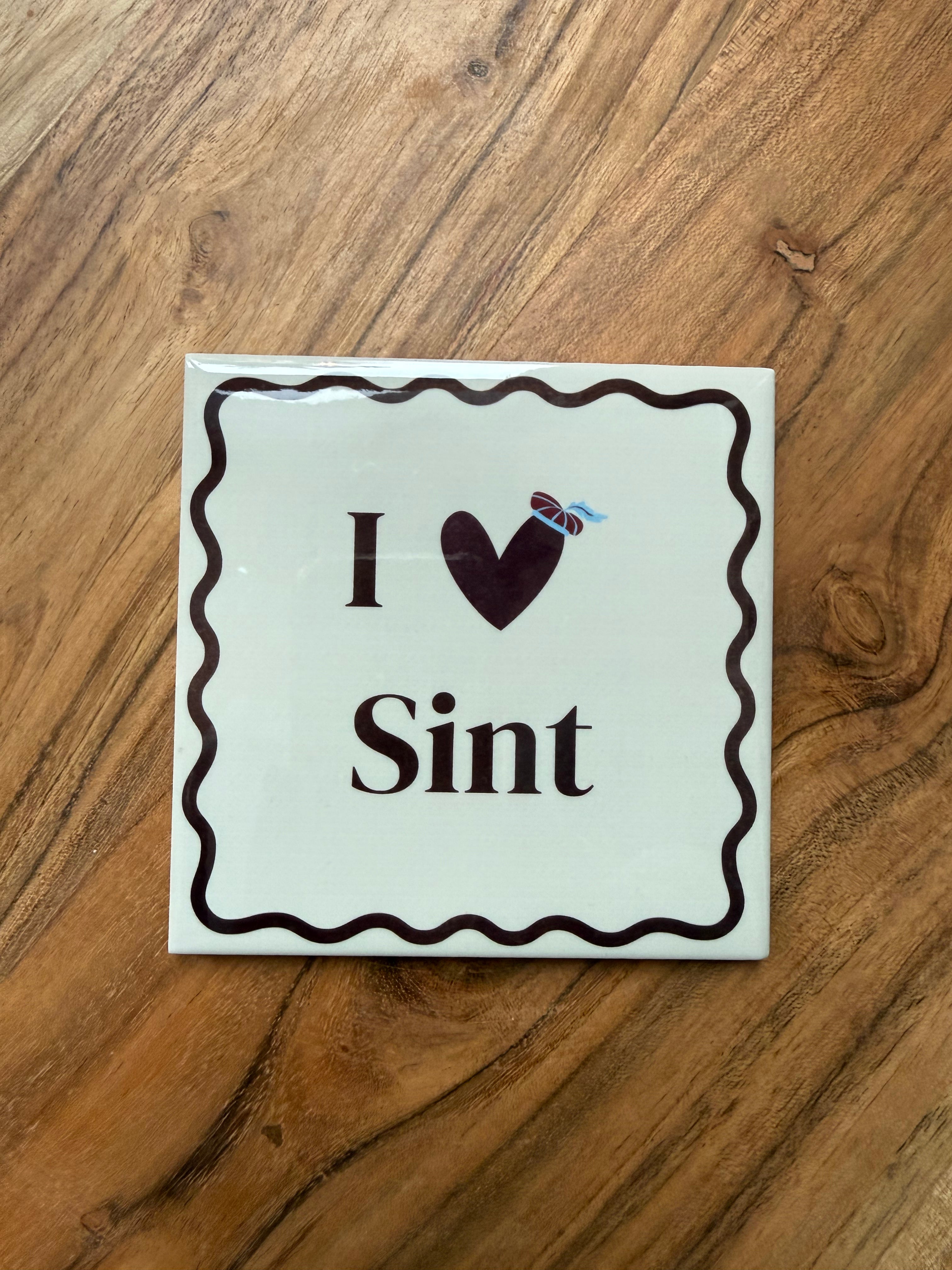 Sinterklaas tegeltje met de tekst I love Sint in warme neutrale setting
