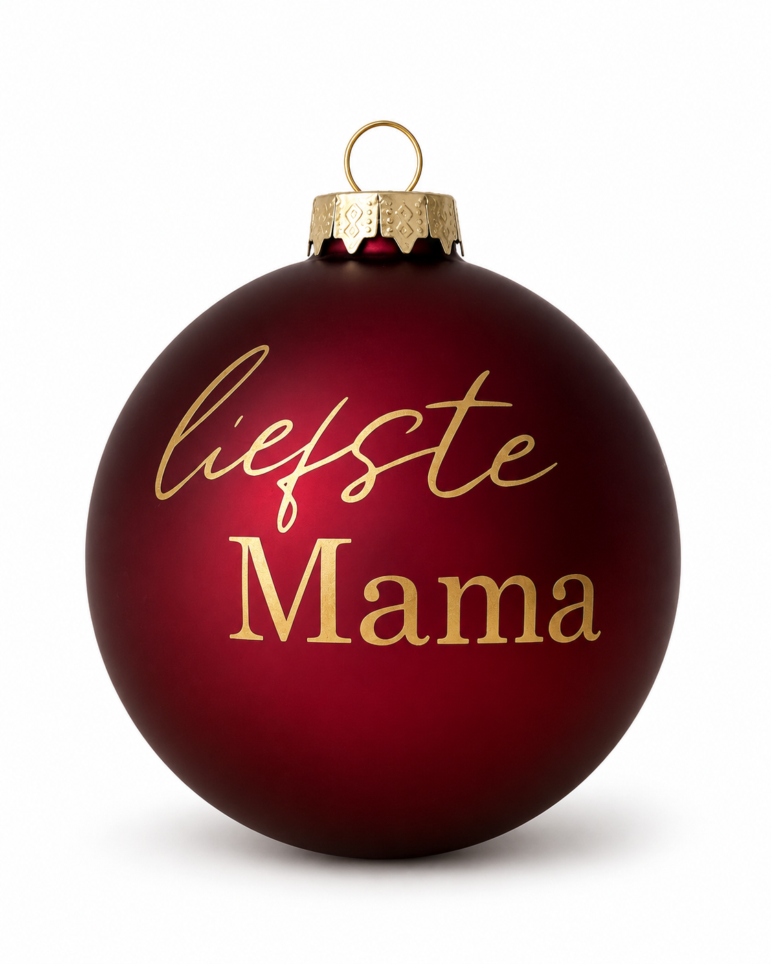 Bordeauxrode glazen kerstbal met matte afwerking en goudkleurige opdruk Liefste mama, tegen een witte achtergrond.