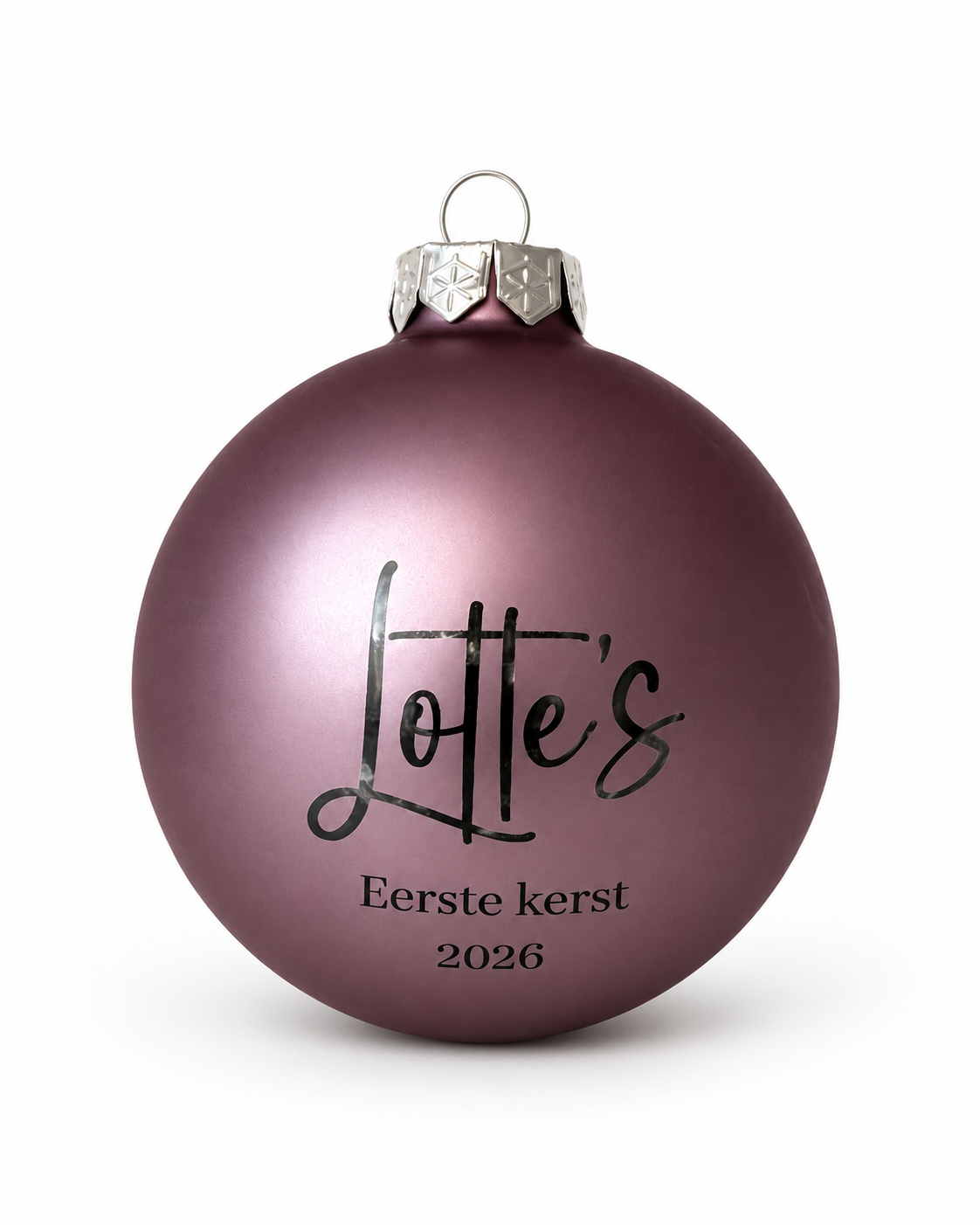 Detail van de gegraveerde naam op een matte mauve kerstbal.
