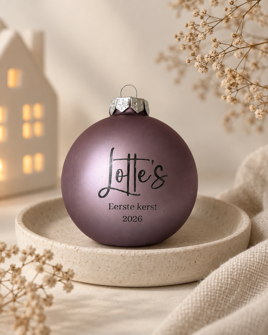 Matte mauve glazen kerstbal met gegraveerde naam en tekst Eerste kerst 2026,