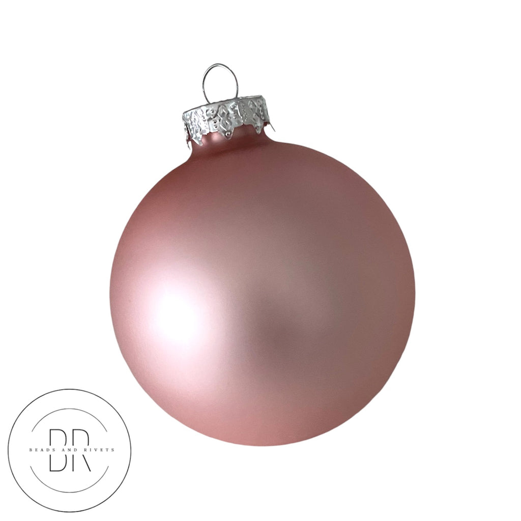Losse roze glazen kerstbal met witte opdruk voor de eerste kerst, met naam en jaartal naar keuze.