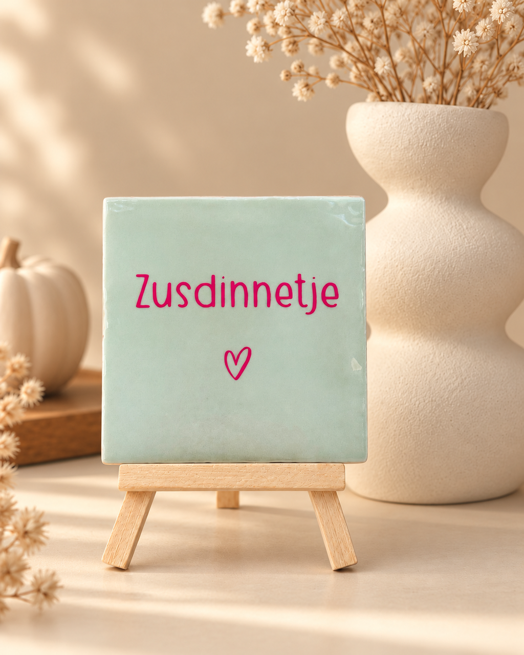 Mintgroen Zusdinnetje tegeltje met roze tekst en hartje op een houten houdertje, met warme beige achtergrond.